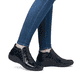 Schwarze remonte Damen Kurzstiefel R7674-04 mit einem Reißverschluss. Schuh am Fuß.
