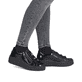 Baskets basses remonte noires pour femme D1C09-00 avec fermeture éclair. Chaussure au pied.