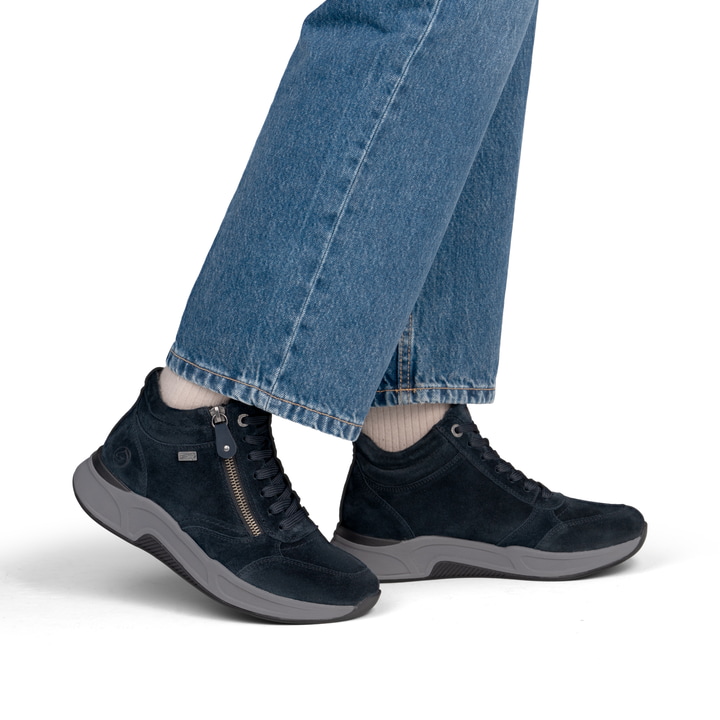 Dunkelblaue remonte Damen Sneaker D3V71-14 mit wasserabweisender TEX-Membran. Schuh am Fuß.