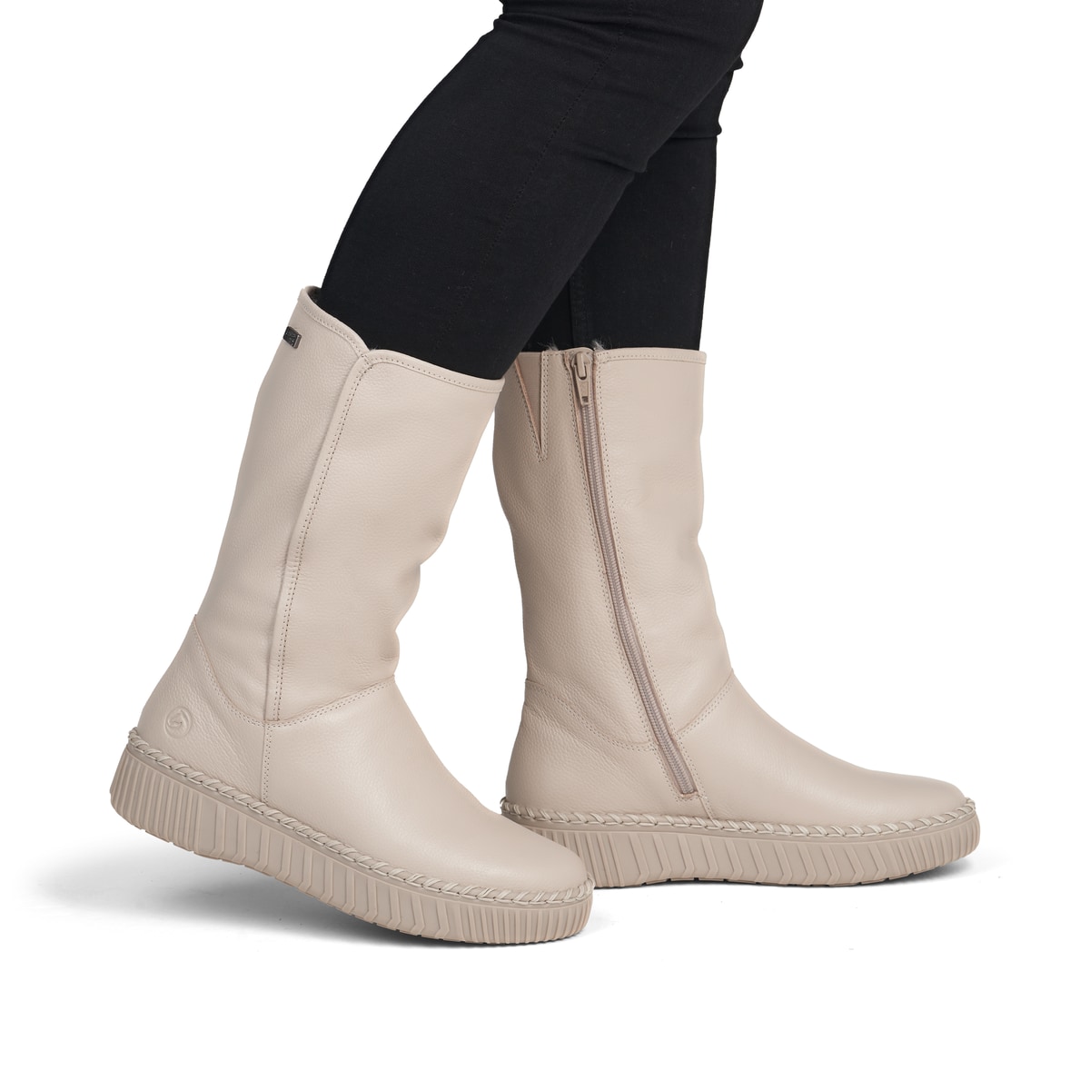 Beige remonte Hochschaftstiefel D4A71-60 mit wasserabweisender TEX-Membran. Schuh am Fuß.
