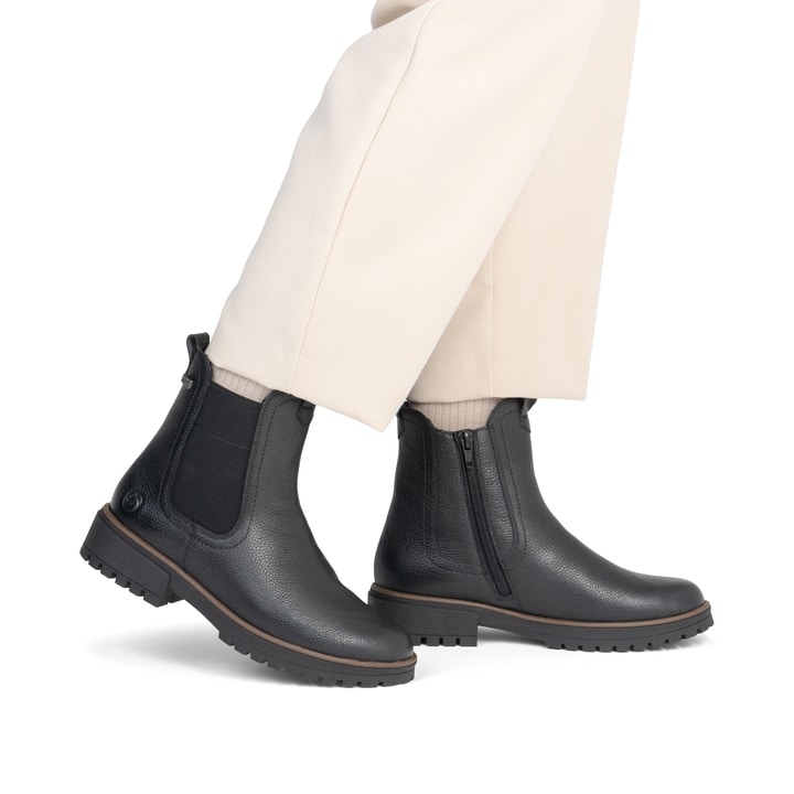 Schwarze remonte Chelsea Boots D3W73-00 mit wasserabweisender remonteTEX-Membran. Schuh am Fuß.