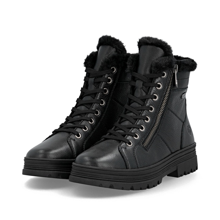 Schwarze remonte Damen Schnürstiefel D2U73-00 mit griffiger Glass-Fibre Sohle. Schuhpaar seitlich schräg.