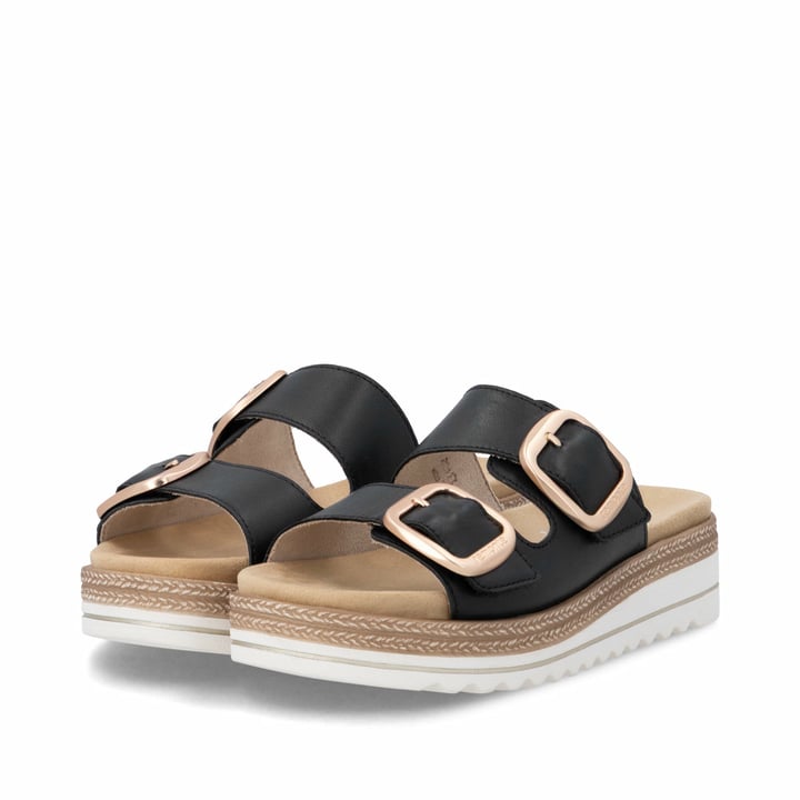 Schwarze remonte Damen Pantoletten D0Q66-00 mit trendiger Schnalle. Schuhpaar seitlich schräg.