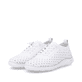 Weiße remonte Damen Slipper D3G03-80 mit eleganten Zierlochungen sowie Gummizug. Schuhpaar seitlich schräg.