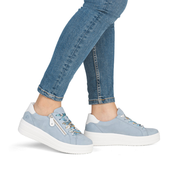 Blauweiße remonte Damen Sneaker D1C06-10 mit Reißverschluss sowie Komfortweite G. Schuh am Fuß.
