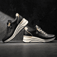 
Steingraue remonte Damen Sneaker D0T01-42 mit einer leichten Sohle mit Keilabsatz. Schuh seitlich schräg