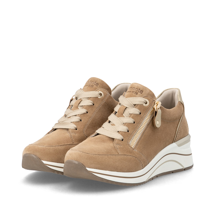 Camelfarbene remonte Damen Sneaker D0T03-64 mit einem Reißverschluss. Schuhpaar seitlich schräg.