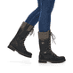 
Nachtschwarze remonte Damen Schnürstiefel D7477-02 mit einer flexiblen Profilsohle. Schuh am Fuß