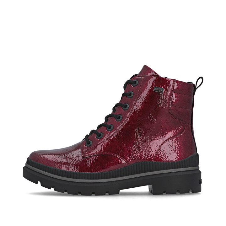 Rote vegane remonte Damen Schnürstiefel D0C82-33 mit griffiger Glass-Fibre Sohle. Schuh Außenseite.