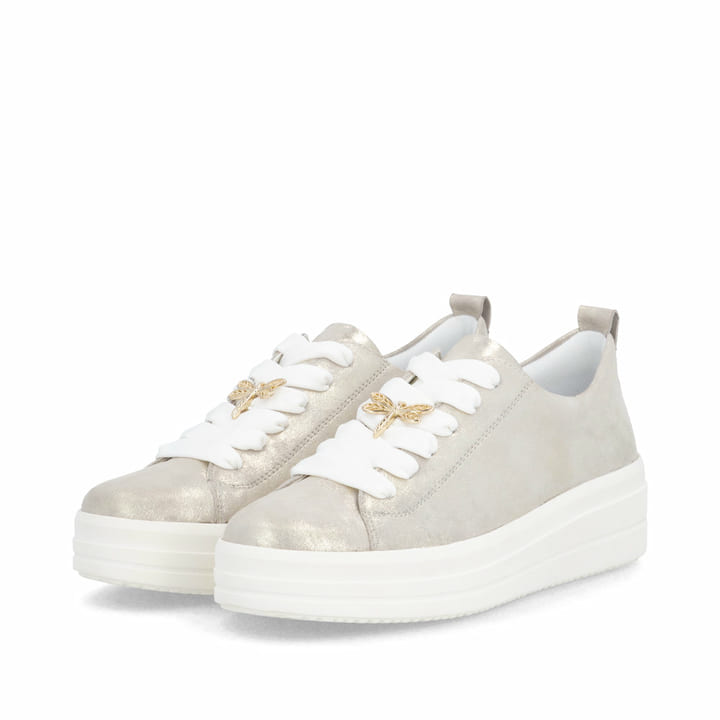Goldene remonte Damen Sneaker Low D1C03-91 mit dekorativem Schmuckdetail. Schuhpaar seitlich schräg.