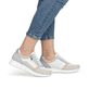 Weiße remonte Damen Sneaker Low D2G00-81 mit Reißverschluss sowie Komfortweite G. Schuh am Fuß.