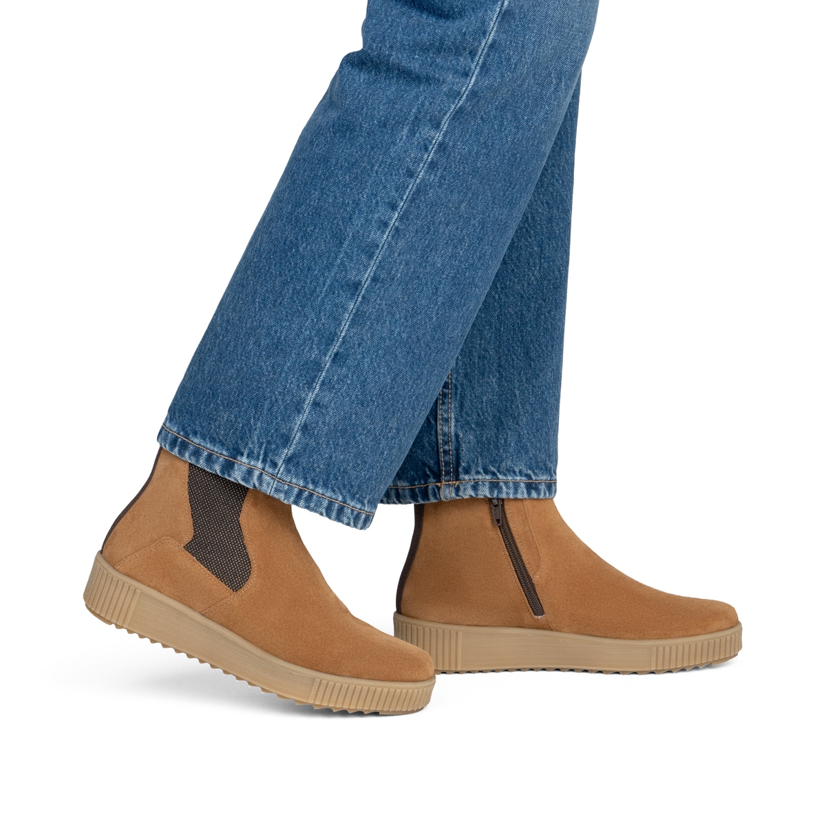 Cognacfarbene remonte Chelsea Boots R7994-26 mit einem Reißverschluss. Schuh am Fuß.
