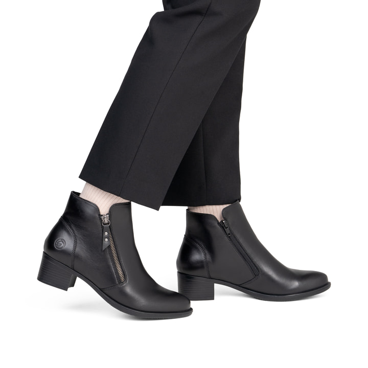 Schwarze remonte Damen Stiefeletten R5190-00 mit einem Reißverschluss. Schuh am Fuß.