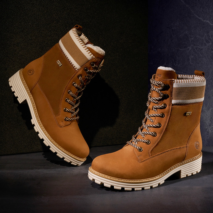 Braune remonte Damen Schnürstiefel D0W77-22 mit wasserabweisender TEX-Membran. Schuh auf schwarzem Hintergrund.