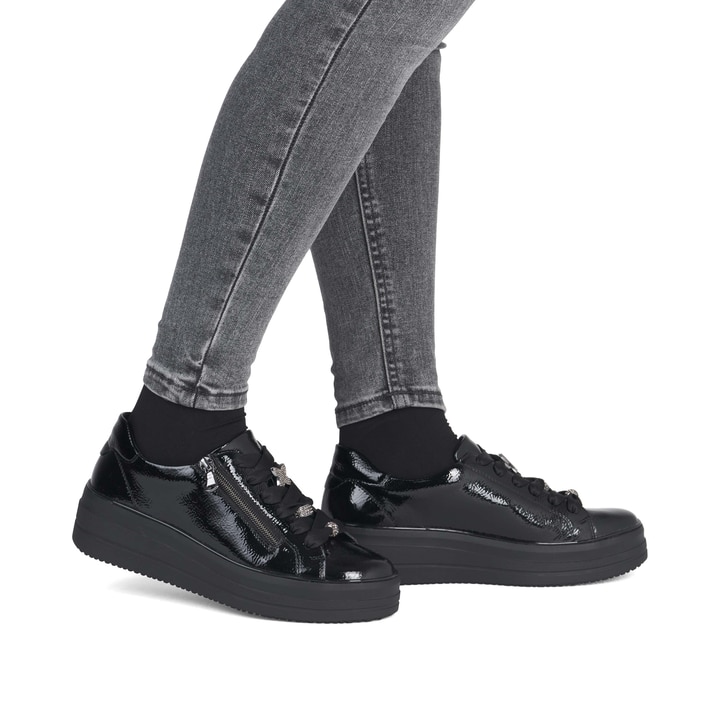 Baskets basses remonte noires pour femme D1C09-00 avec fermeture éclair. Chaussure au pied.
