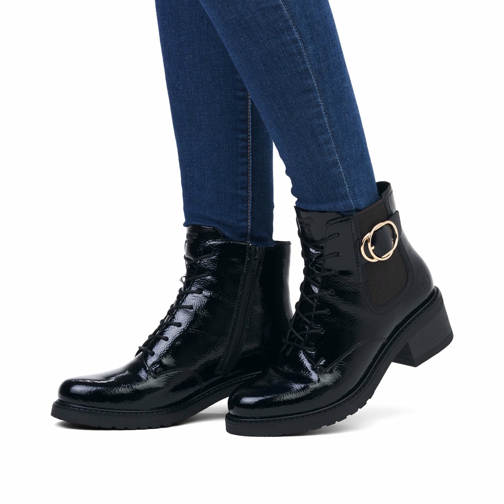 Glanzschwarze remonte Damen Biker Boots D1A72-01 mit Schnürung und Reißverschluss. Schuh am Fuß