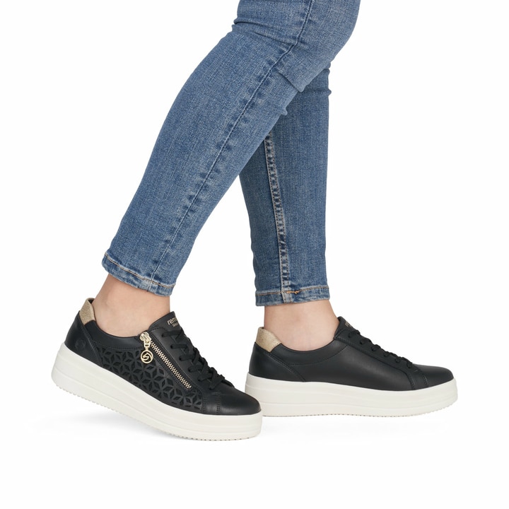 Baskets basses remonte noires pour femme D1C11-03 avec fermeture éclair. Chaussure au pied.