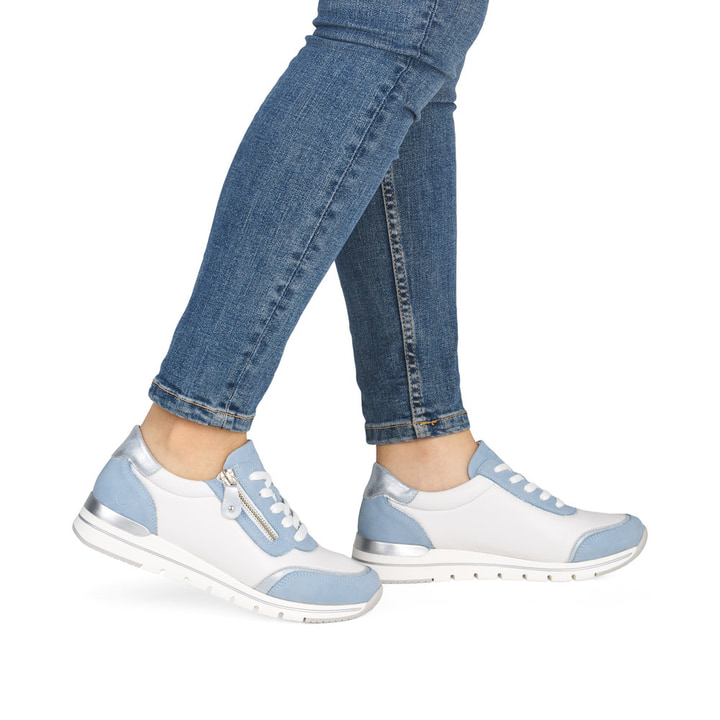 Weißblaue vegane remonte Damen Sneaker R6709-82 mit einem Reißverschluss. Schuh am Fuß.