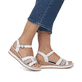 Lilienweiße remonte Keilsandaletten D6461-80 mit einem Klettverschluss. Schuh am Fuß.