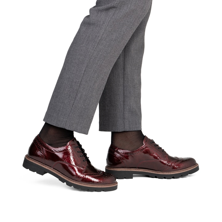 Weinrote remonte Damen Schnürschuhe D2Q04-35 mit einer gepolsterten Einlegesohle. Schuh am Fuß.