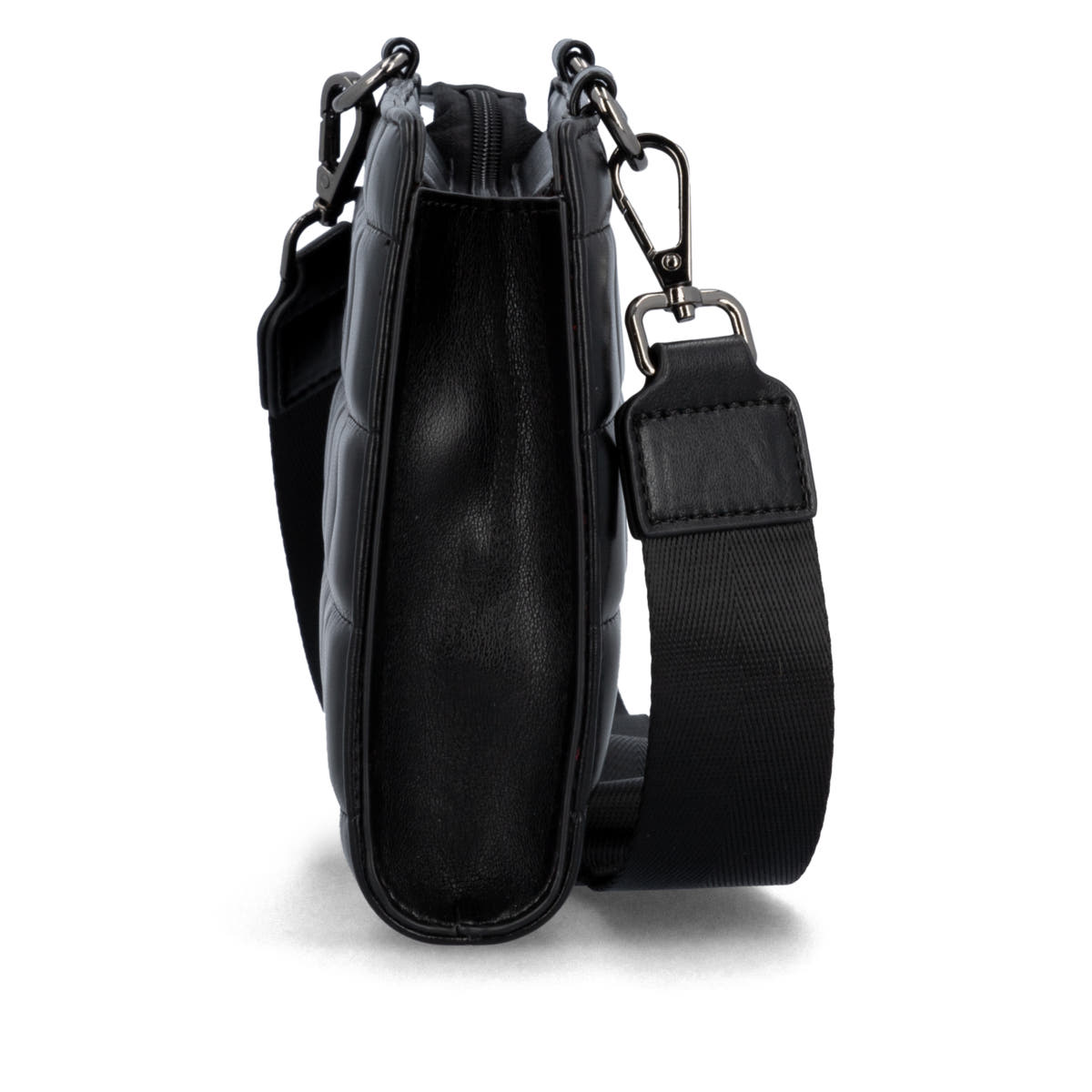 Sac à main remonte Q0649-01 en noir avec des bretelles ajustables et deux petites poches supplémentaires. Côté droit.