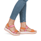 Rosane remonte Riemchensandalen D1J57-31 mit einem Klettverschluss. Schuh am Fuß.