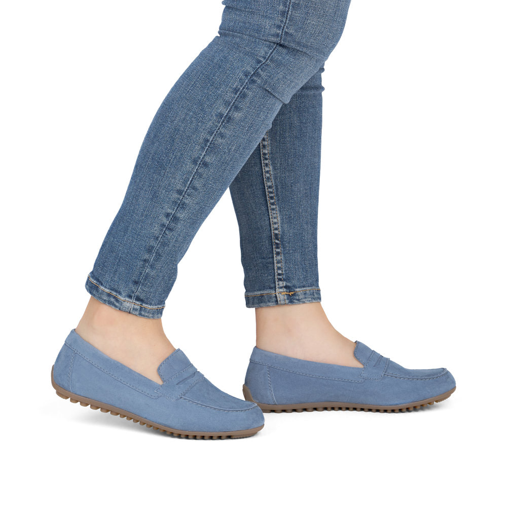 Blaue remonte Damen Loafer D3K00-14 mit einer herausnehmbaren Einlegesohle. Schuh am Fuß.