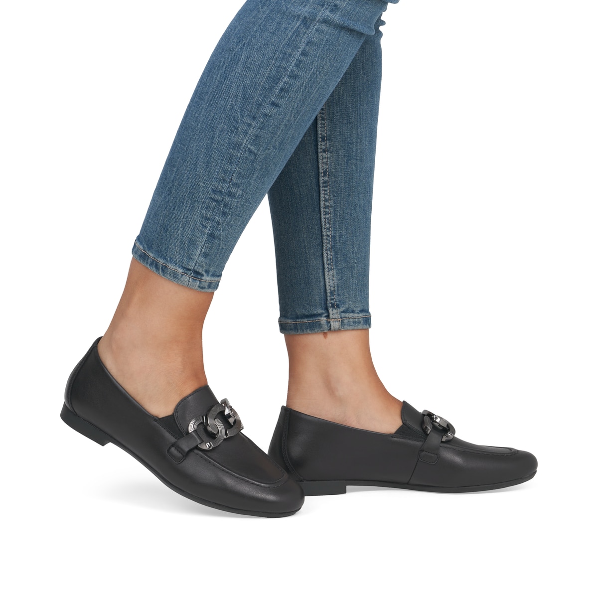 Schwarze remonte Damen Loafer D0K09-00 mit einem Gummizug. Schuh am Fuß.