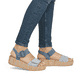 Blaue remonte Riemchensandaletten D1N54-12 mit einem Klettverschluss. Schuh am Fuß.