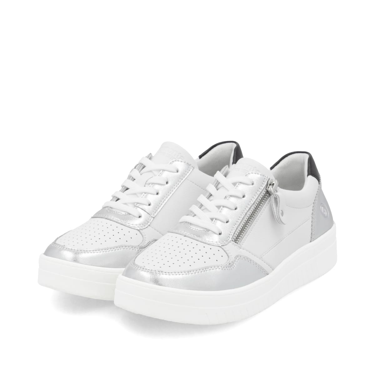 Weiße remonte Damen Sneaker Low D0J05-80 mit einem Reißverschluss. Schuhpaar seitlich schräg.