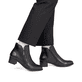 Schwarze remonte Damen Stiefeletten R5190-00 mit einem Reißverschluss. Schuh am Fuß.