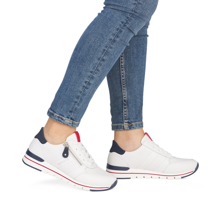 Weiße remonte Damen Sneaker R6705-82 mit Reißverschluss sowie der Komfortweite G. Schuh am Fuß.