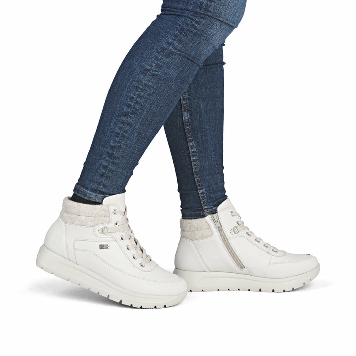 Weiße remonte Damen Kurzstiefel D2V71-80 mit wasserabweisender TEX-Membran. Schuh am Fuß.