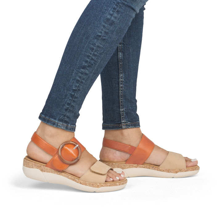 Orangene remonte Riemchensandalen R6853-39 mit einem Klettverschluss. Schuh am Fuß.