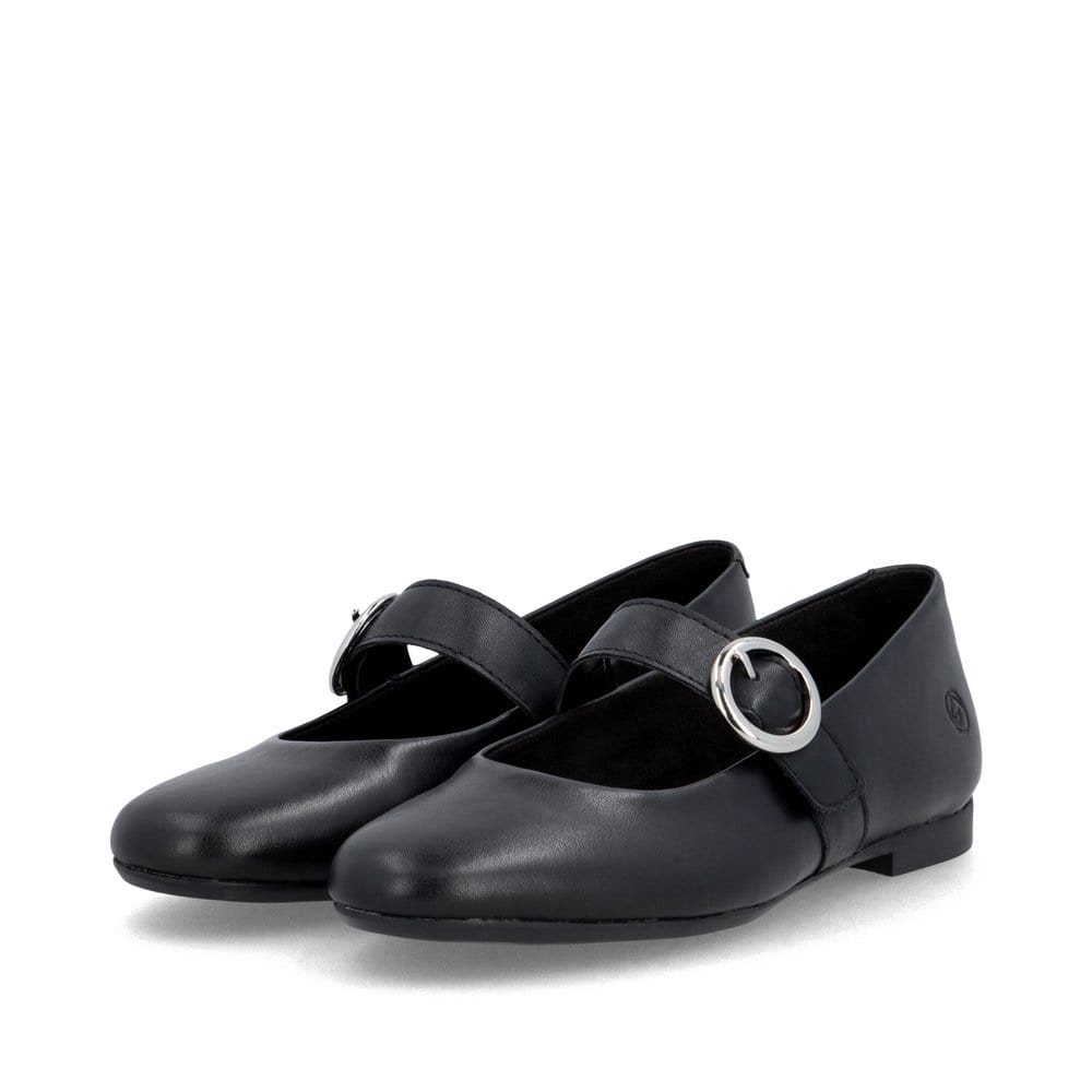 Schwarze remonte Ballerinas D0K14-00 mit einem Klettverschluss. Schuhpaar seitlich schräg.