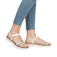 Metallische vegane remonte Riemchensandalen D2058-90 mit einem Klettverschluss. Schuh am Fuß.