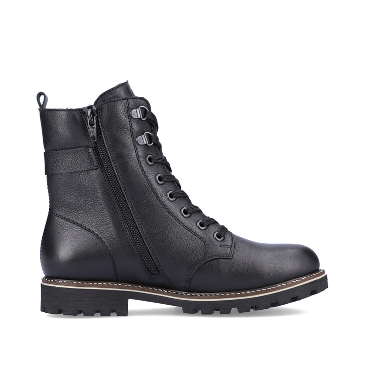Schwarze remonte Damen Biker Boots D8475-01 mit einer dämpfenden Profilsohle. Schuh von hinten
