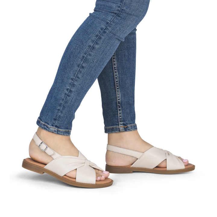 Beige remonte Riemchensandalen D3674-61 mit einem Klettverschluss. Schuh am Fuß.