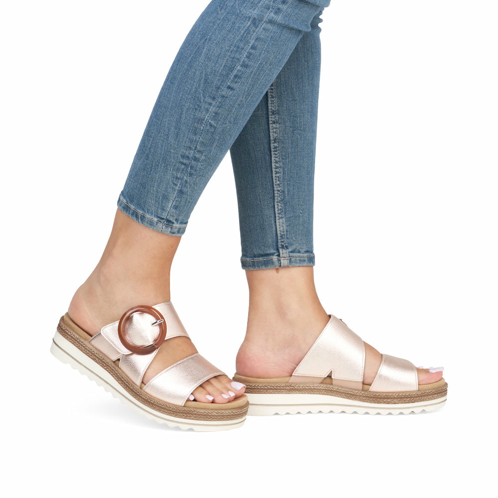 Rosane remonte Damen Pantoletten D0Q51-90 mit einem Klettverschluss. Schuh am Fuß.