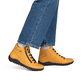 Gelbe remonte Damen Kurzstiefel R1455-68 mit wasserabweisender TEX-Membran. Schuh am Fuß.