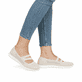 Beige remonte Ballerinas R7102-60 mit einem Gummizug sowie der Komfortweite G. Schuh am Fuß.