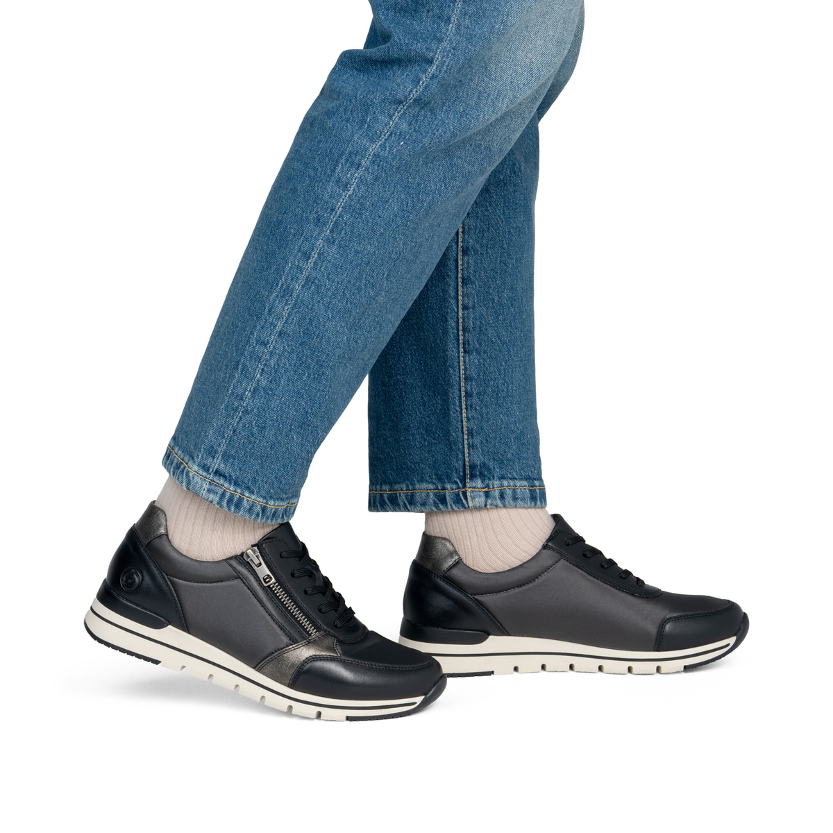 Baskets basses remonte noires pour femmes R6700-04 avec fermeture éclair. Chaussure au pied.