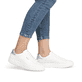 Weiße remonte Damen Sneaker Low D2J00-80 mit Schnürung sowie der Komfortweite G. Schuh am Fuß.