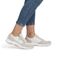 Weiße remonte Damen Sneaker Low D1S03-81 mit Reißverschluss sowie Komfortweite G. Schuh am Fuß.