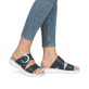 Blaue remonte Damen Pantoletten D2K51-14 mit einem Klettverschluss. Schuh am Fuß.