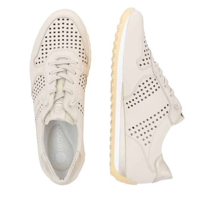 Beige remonte Damen Sneaker D3H04-60 mit eleganten Zierlochungen sowie Schnürung. Schuh von oben, liegend.