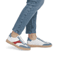 Blaue remonte Damen Sneaker Low D2C01-80 mit Schnürung sowie der Komfortweite G. Schuh am Fuß.