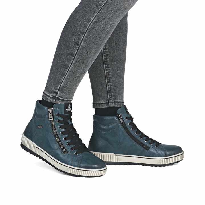 Blaue remonte Damen Schnürstiefel D0772-12 mit wasserabweisender TEX-Membran. Schuh am Fuß.