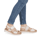 Beige remonte Keilsandaletten D0Q59-61 mit einem Klettverschluss. Schuh am Fuß.