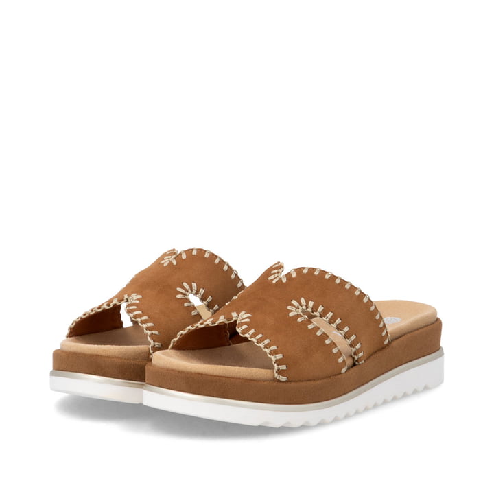 Braune remonte Damen Pantoletten D3P51-22 mit handgestickten Nähten. Schuhpaar seitlich schräg.